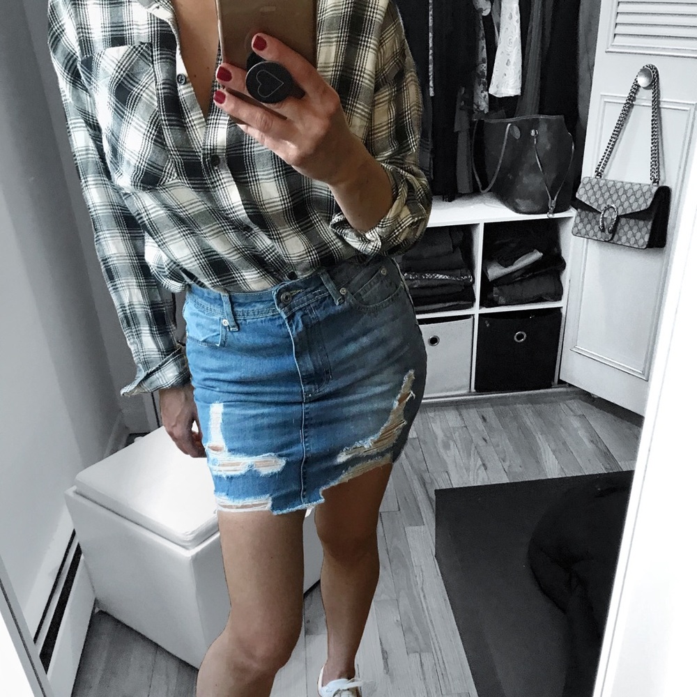 LAST 2✨Distressed Frayed Hem Denim Mini Skirt - Picture 2 of 7